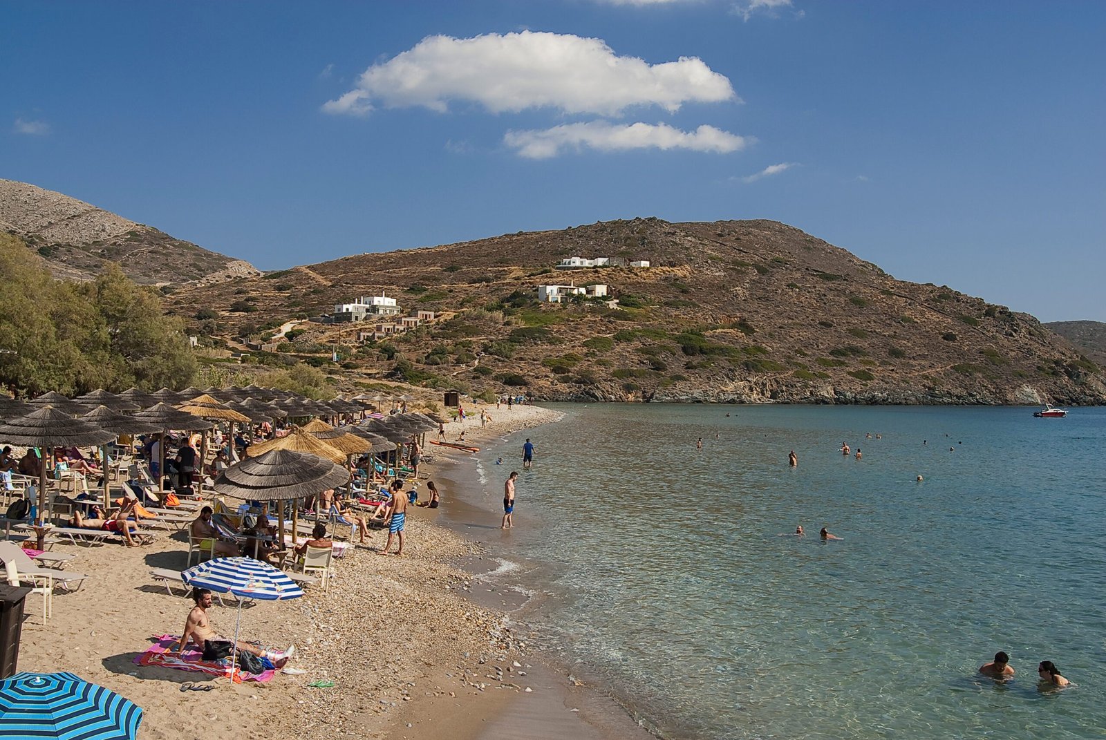 Kini Beach Syros, Editorial