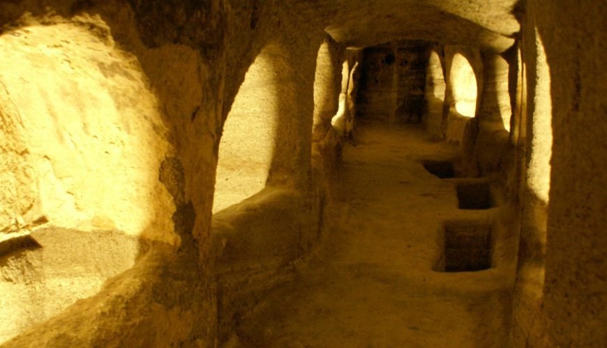 Catacombs Milos, Editorial