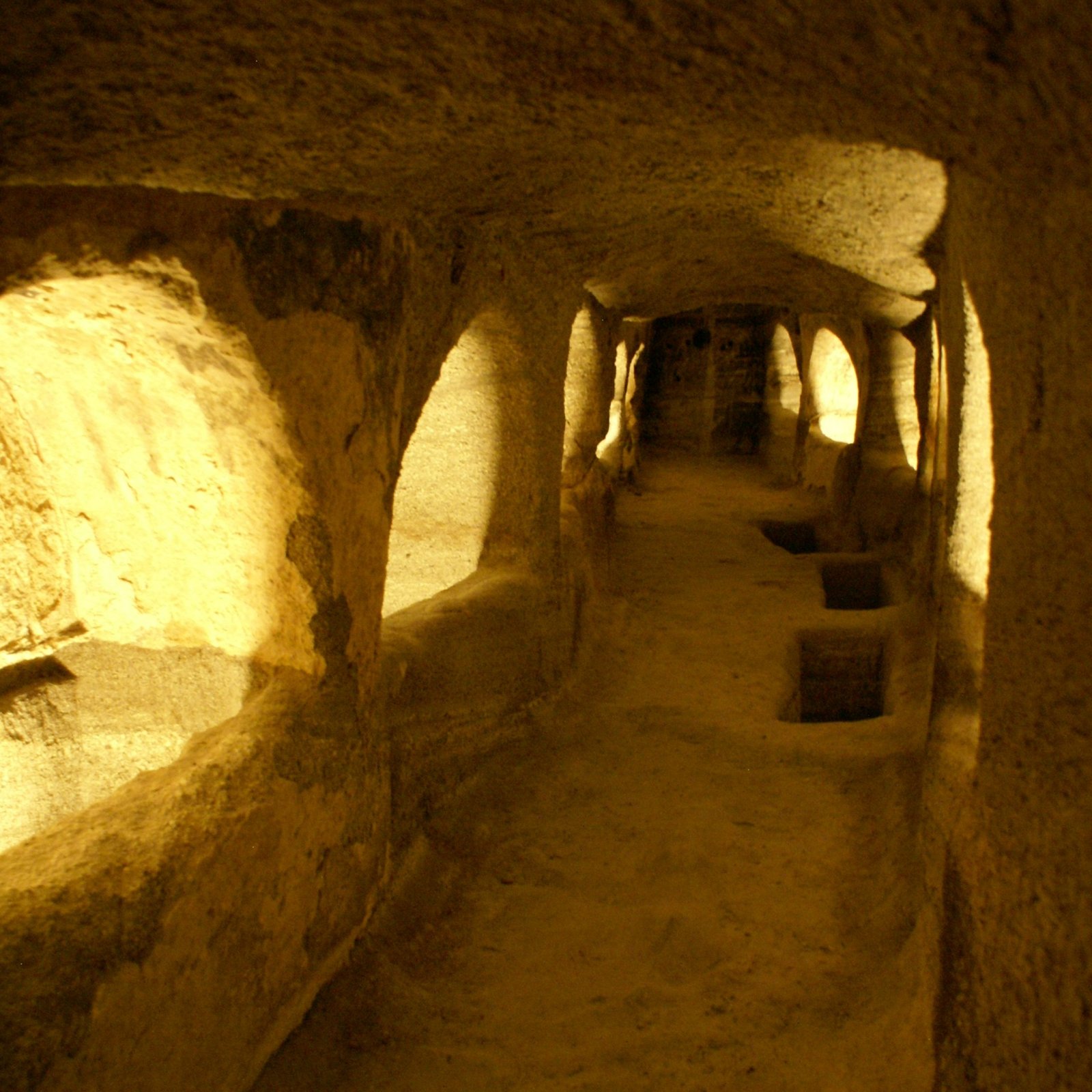 Catacombs Milos, Editorial