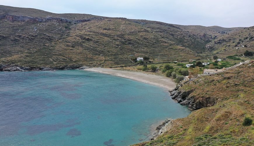 The beach of Gaidouromantra in Kythnos by OikEnvGR is licensed under CC BY 4.0 https://commons.wikimedia.org/wiki/File:%CE%A0%CE%B1%CF%81%CE%B1%CE%BB%CE%AF%CE%B1_%CE%93%CE%B1%CE%B9%CE%B4%CE%BF%CF%85%CF%81%CF%8C%CE%BC%CE%B1%CE%BD%CF%84%CF%81%CE%B1_%CE%9A%CF%8D%CE%B8%CE%BD%CE%BF%CF%82.jpg