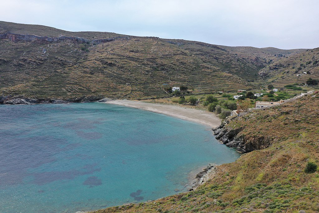 The beach of Gaidouromantra in Kythnos by OikEnvGR is licensed under CC BY 4.0 https://commons.wikimedia.org/wiki/File:%CE%A0%CE%B1%CF%81%CE%B1%CE%BB%CE%AF%CE%B1_%CE%93%CE%B1%CE%B9%CE%B4%CE%BF%CF%85%CF%81%CF%8C%CE%BC%CE%B1%CE%BD%CF%84%CF%81%CE%B1_%CE%9A%CF%8D%CE%B8%CE%BD%CE%BF%CF%82.jpg